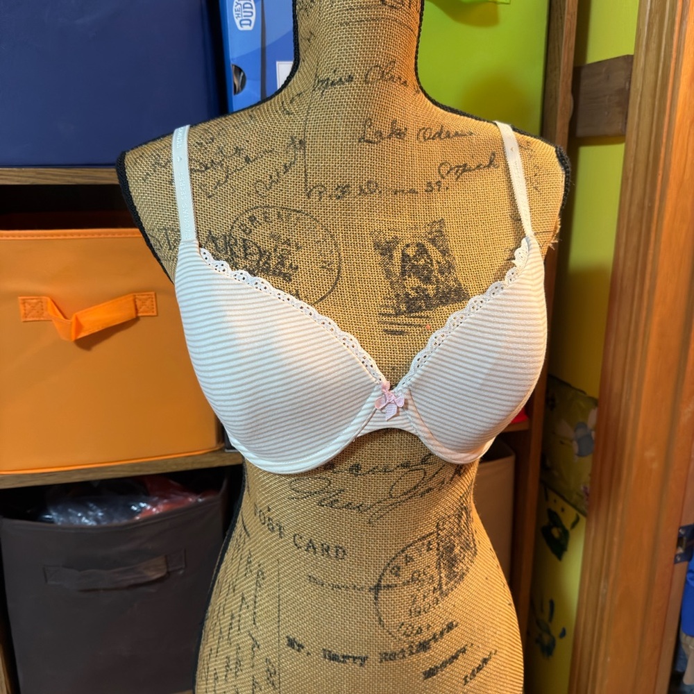 Victoria's Secret White Lace Trim Bra